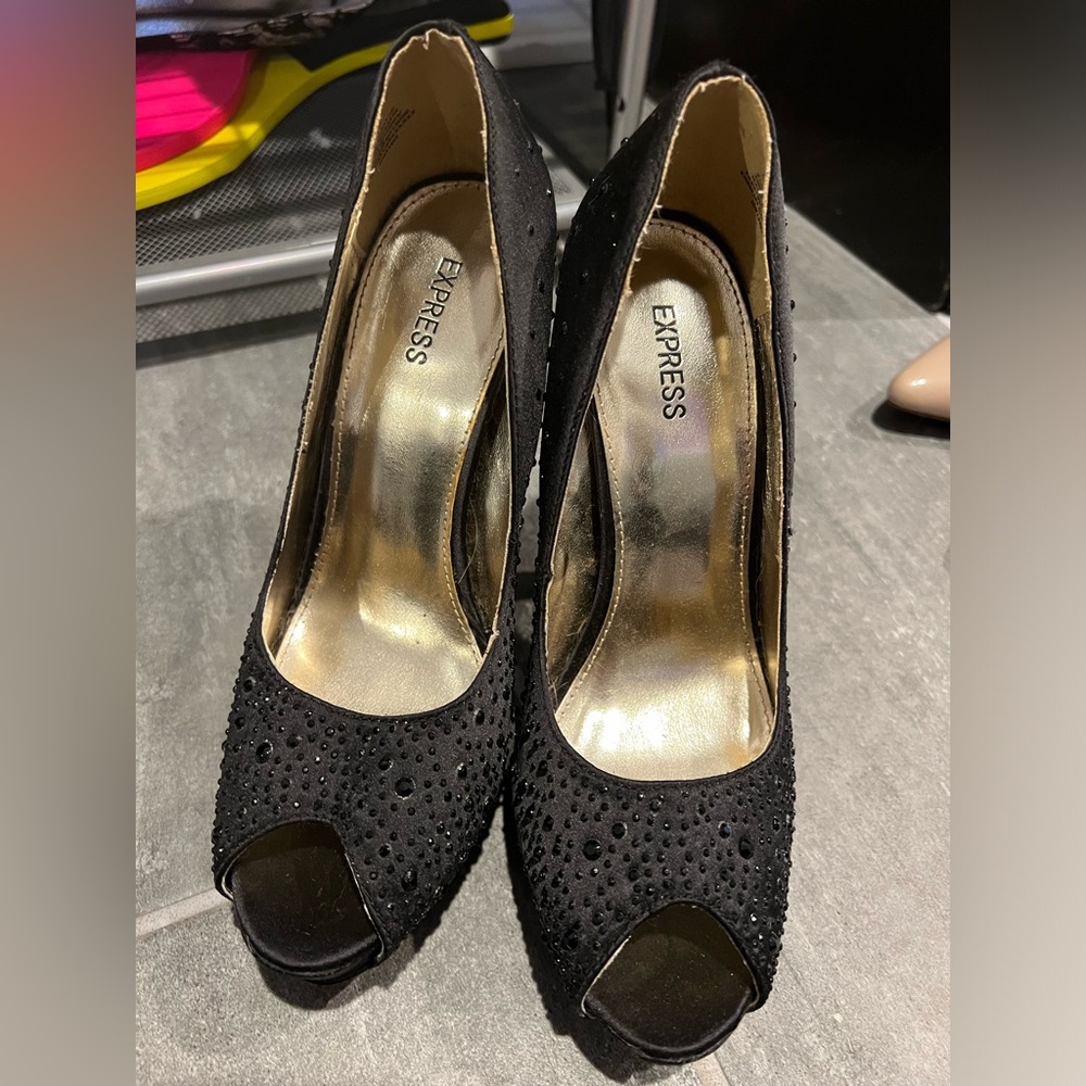 Express size 7 never been worn blk satin heels